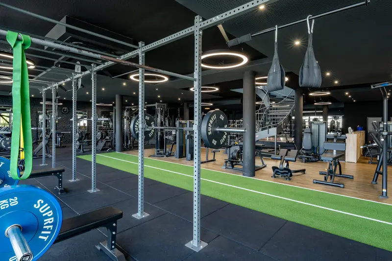 Performance Area mit Rigs und Hantelscheiben