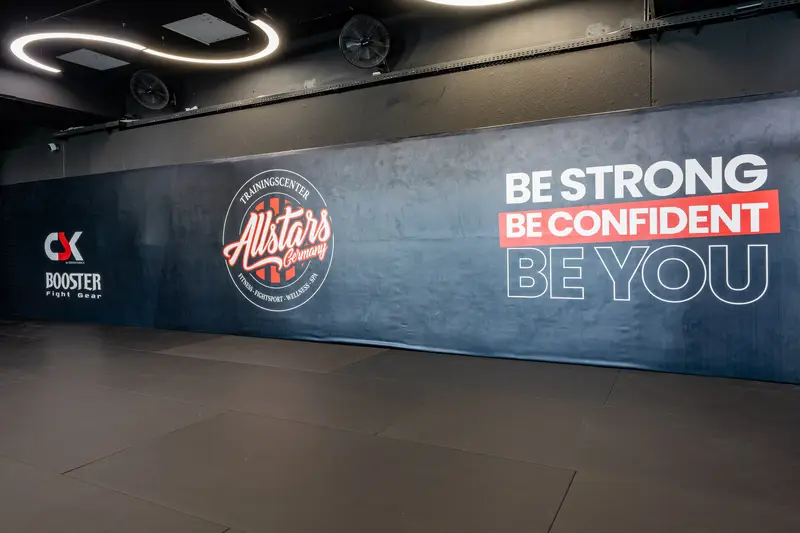 Wand mit „Be strong, be confident, be you“