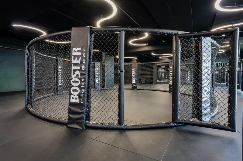 MMA-Käfig unter der geschwungenen Deckenbeleuchtung