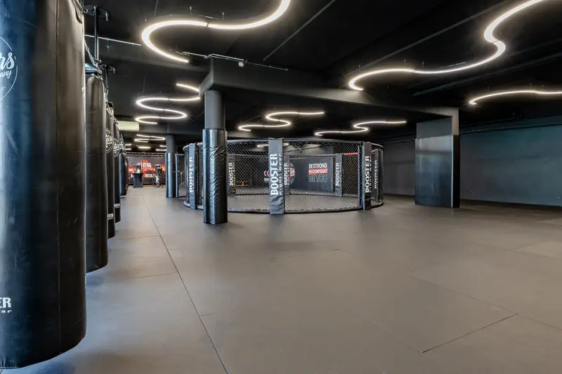 Halle mit Sandsäcken und Käfigen