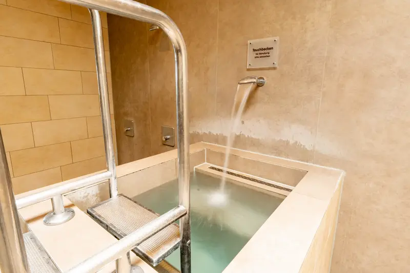 Eisbad mit Wasserzulauf